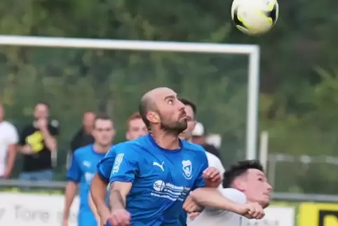 Hat gerade sein erstes Saisontor geköpft: Abwehr-Routinier Michael Helfrich (in Blau), hier mit Noel Kästner vom SC Hauenstein.