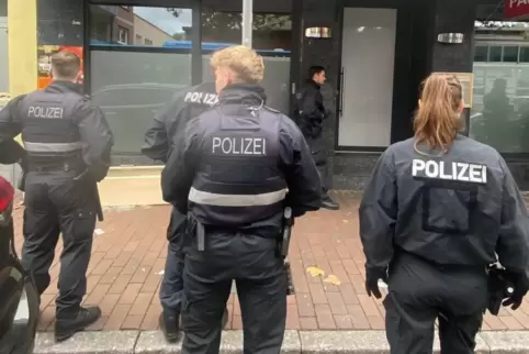 Polizeikräfte vor einem Bistro im Stadtzentrum.