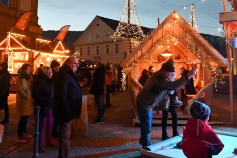 Mit Schwung: Die Eisstockbahn an der Ludwigskirche lädt auch in diesem Jahr ein, den winterlichen Sport auszuprobieren. 