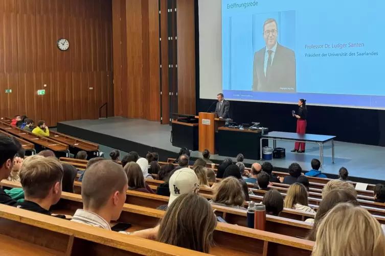 Für Ludger Santen (auf der Leinwand) war die Semestereröffnung eine Premiere als Unipräsident. Was er vorhat – und was der Studi