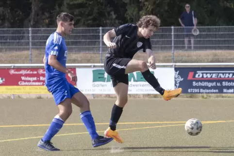 Lukas Bossong (links), hier im Spiel gegen TuS Bolanden, traf zuletzt im Spiel beim TuS Ramsen viermal für den SV Imsbach. 