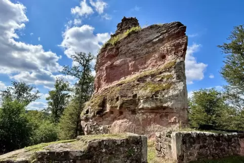 Wenig übrig – und trotzdem schön: Ruine Beilstein mit dem zentralen, beilförmigen Felsklotz.