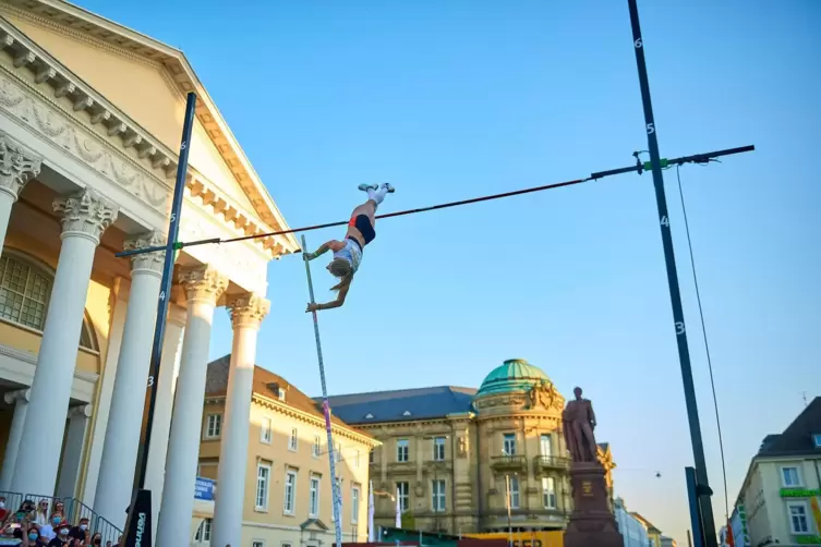 „Karlsruhe springt“: Stabhochsprung in der City.