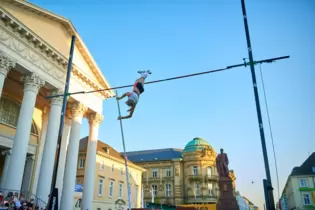 »Karlsruhe springt«: Stabhochsprung in der City.