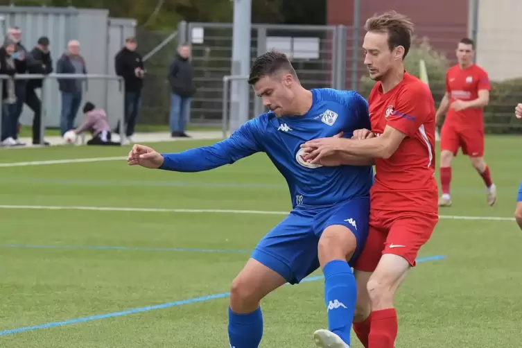 Duell der Spielertrainer beim Gastspiel in Pirmasens: Christopher Ludy (blaues Trikot) und Sascha Hammann.