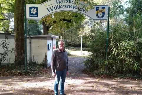 Will bei gutem Wetter im Winterhalbjahr zumindest am Wochenende öffnen: Steffen Langknecht am Eingang zur Anlage. 