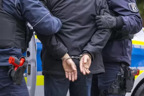 Nachdem die Polizei bei ihm jede Menge Drogen und zahlreiche Waffen gefunden hatte, wurde ein 24-Jähriger festgenommen und zur U