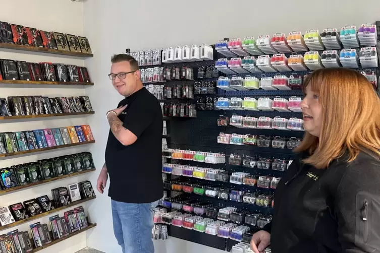 Christian und Sina Zeise in ihrem neu eröffneten Dartshop. 