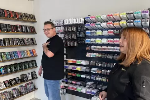 Christian und Sina Zeise in ihrem neu eröffneten Dartshop. 