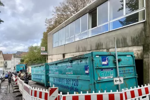 Derzeit wird das frühere Billardheim entkernt. Nach dem Abriss soll dort eine Grünanlage entstehen. 