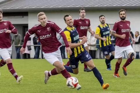 Wirkt bei beiden Teams noch nach: Das Derby vom vergangenen Wochenende. Hier Tim Pfeiffer vom SV Gundersweiler (links) im Laufdu