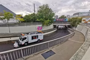 Ölspur: Für die Reinigung nach einem Verkehrsunfall war die Unterführung in der Heßheimer Straße am Donnerstag zeitweise voll ge