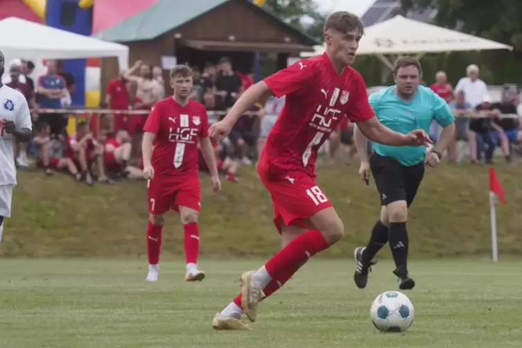 Stürmer Nils Eckfelder (vorne) und seine Mitspieler vom TuS Schönenberg müssen sich vor dem Bezirksliga-Derby in Bedesbach laut 