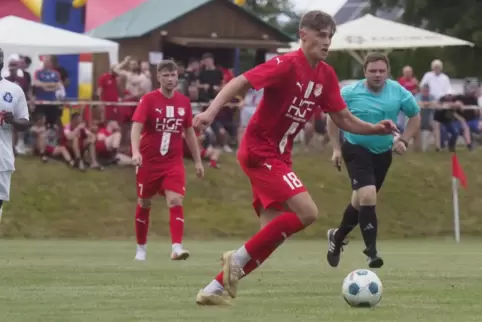 Stürmer Nils Eckfelder (vorne) und seine Mitspieler vom TuS Schönenberg müssen sich vor dem Bezirksliga-Derby in Bedesbach laut 