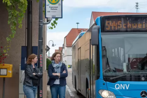 Südpfälzer Mütter wie Silke Höppner (rechts) und Andrea Haltmayer bemängeln, dass der Schulbus zu spät ihren Nachwuchs aus Kapsw