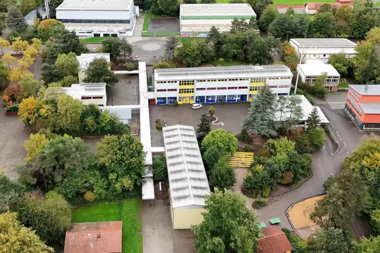 Unterhalb des Gebäudes mit den bunten Fesntern entsteht der Neubau in Bad Bergzabern. 