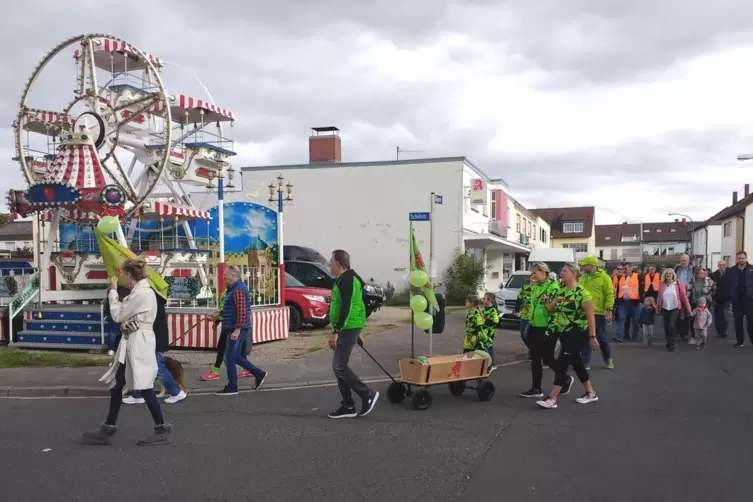  Mit dem Bollerwagen durch Maudach: Der Kerweumzug hat schon Tradition. 