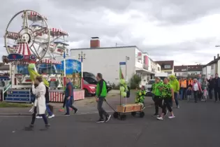 Mit dem Bollerwagen durch Maudach: Der Kerweumzug hat schon Tradition.