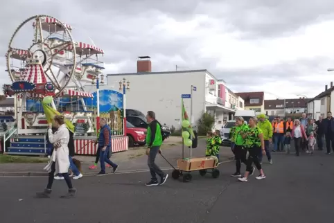  Mit dem Bollerwagen durch Maudach: Der Kerweumzug hat schon Tradition. 