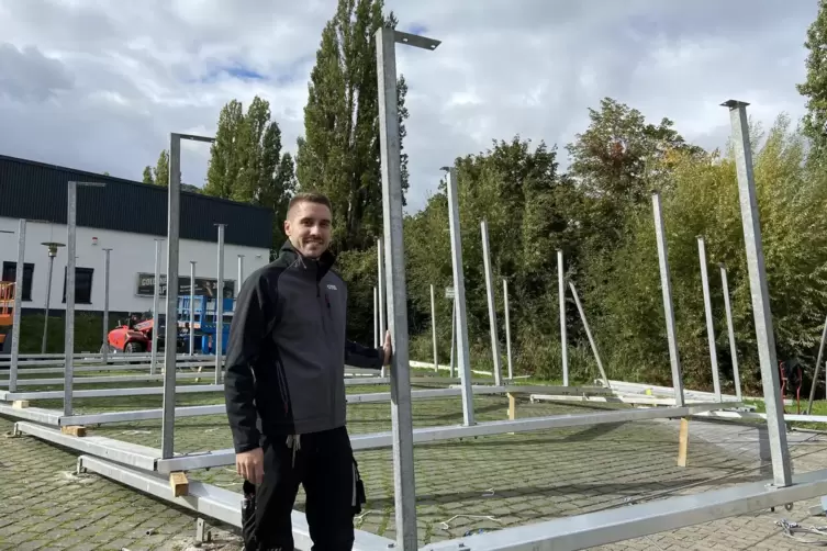 Hat sich den Aufbau der Leichtbauhalle am Donnerstag persönlich angeschaut: Robin Leier, Zugführer des Löschzugs Süd. 