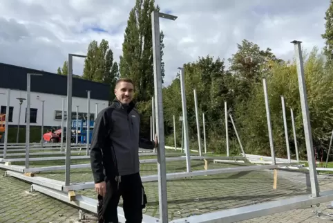 Hat sich den Aufbau der Leichtbauhalle am Donnerstag persönlich angeschaut: Robin Leier, Zugführer des Löschzugs Süd. 