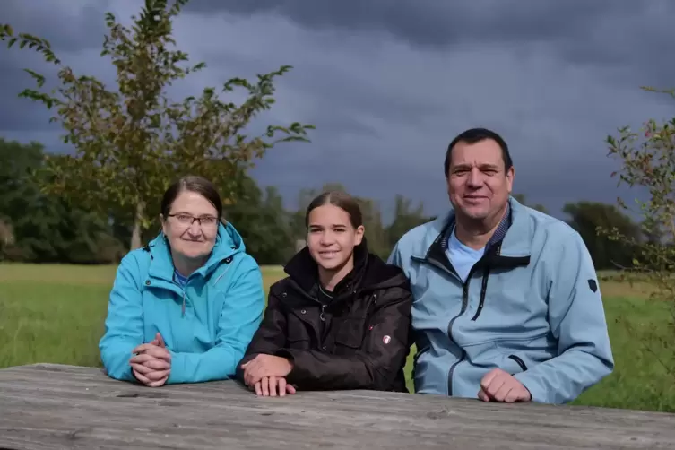 Familie Kühner aus Harthausen mit Mutter Michaela sowie Tochter Sophie und Vater Christian auf der Bank des Dieter-Hoffmann-Plat