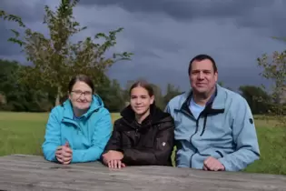 Familie Kühner aus Harthausen mit Mutter Michaela sowie Tochter Sophie und Vater Christian auf der Bank des Dieter-Hoffmann-Plat