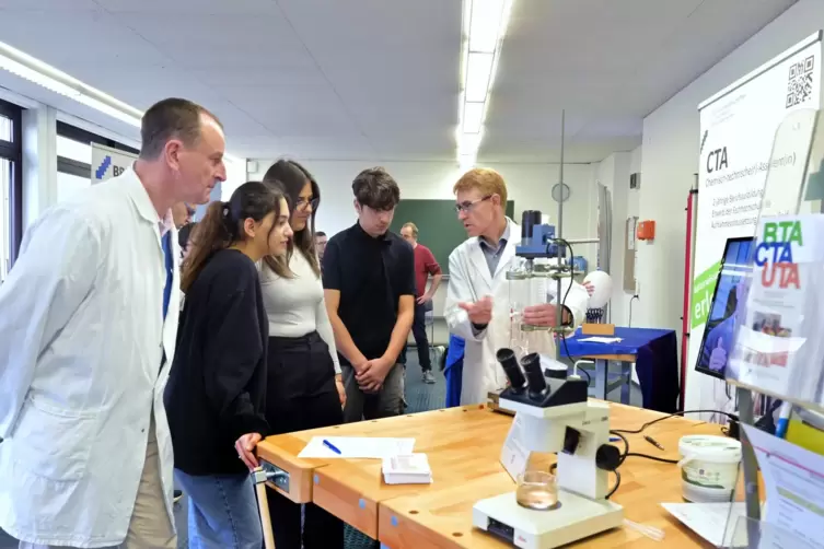 Roland Dosch und Benedikt Seif (rechts) von der BBS Naturwissenschaften informieren die Schüler Hazal, Alicia und Hendrick (von 