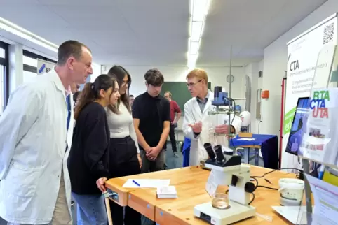 Roland Dosch und Benedikt Seif (rechts) von der BBS Naturwissenschaften informieren die Schüler Hazal, Alicia und Hendrick (von 