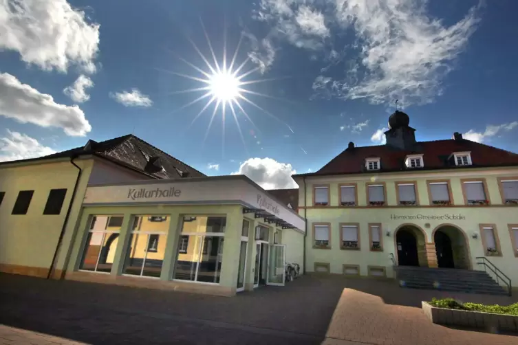 In der Hermann-Gmeiner-Schule können Teilnehmer den Umgang mit Bleistiften für Kalligrafie lernen. 