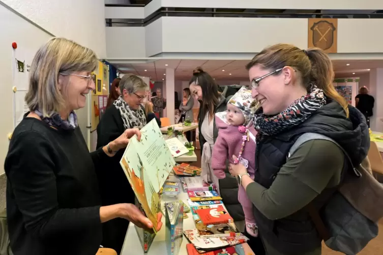 Brigitte Dinier von der Gemeindebücherei im Gespräch mit Rebecca Netter und deren Tochter Ida.