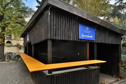 In die Jahre gekommen und nur selten genutzt: der Weinprobierstand in der Bahnhofstraße. 