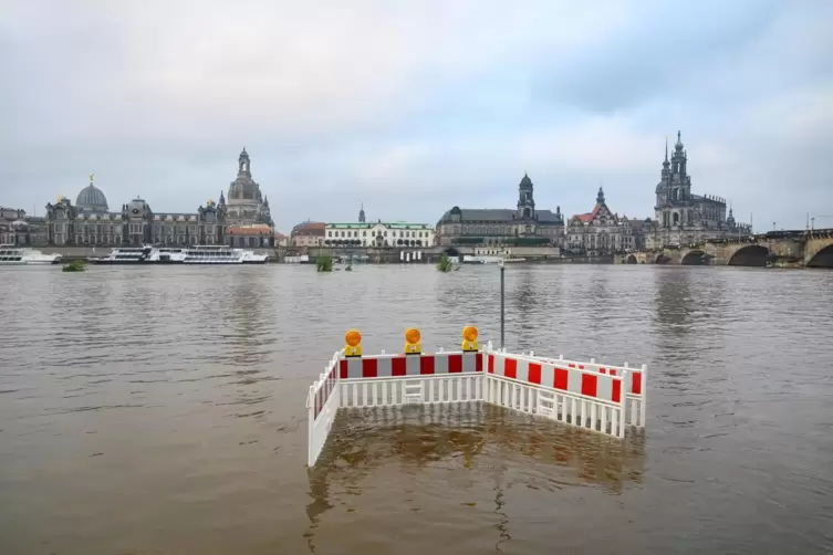 Hochwasser wie hier vor kurzem in Dresden kann viele treffen. Für eine Evakuierung sollte jeder vorbereitet sein. 