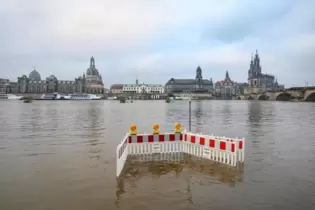 Hochwasser wie hier vor kurzem in Dresden kann viele treffen. Für eine Evakuierung sollte jeder vorbereitet sein.