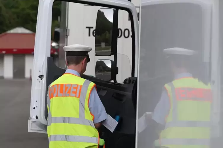 Verkehrskontrolle bei Rinnthal. Das Bild entstand bei einem landesweiten Kontrolltag. 