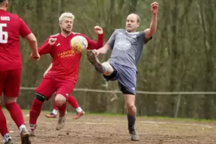 Andreas Samuel (links), der Spielertrainer des TuS Gries, will mit seinem Team in der B-Klasse gerne noch nach oben klettern.