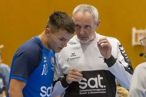 HR-Trainer Johannes Finck (rechts) gibt seinem Spieler Elias Boger taktische Anweisungen. 