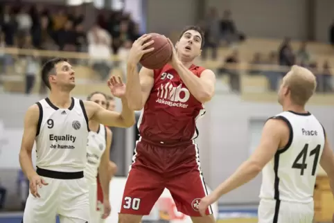 Dejan Tomic (Mitte) und seine Teamkollegen vom FCK wollen es gegen Saarbrücken besser machen als gegen Heidesheim. 