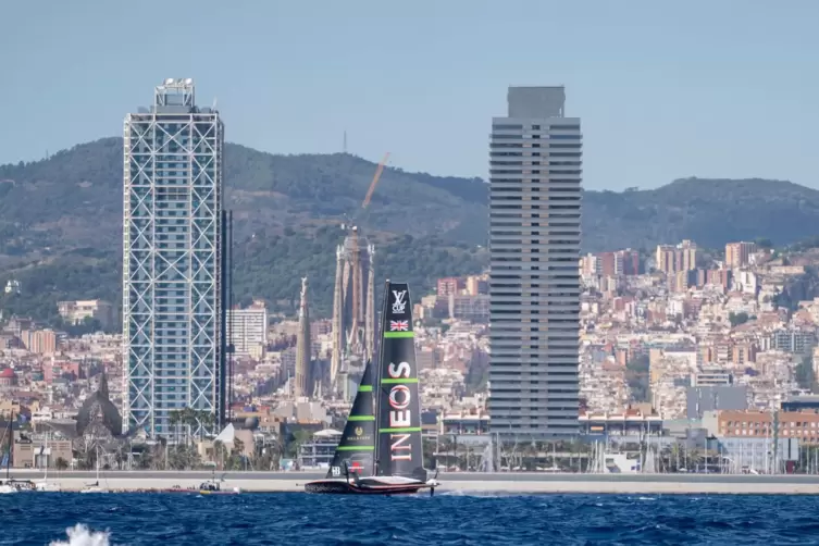 Ben Ainslies Team Ineos Britannia vor Barcelona. 