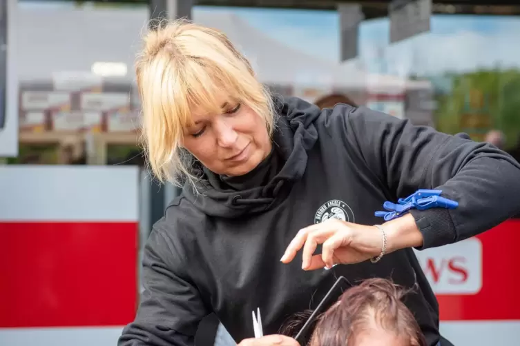 Tanya Shnel war am Sonntag bei den Barber Angels dabei, die am Weintor kostenlos Haare von bedürftigen Menschen frisiert haben. 