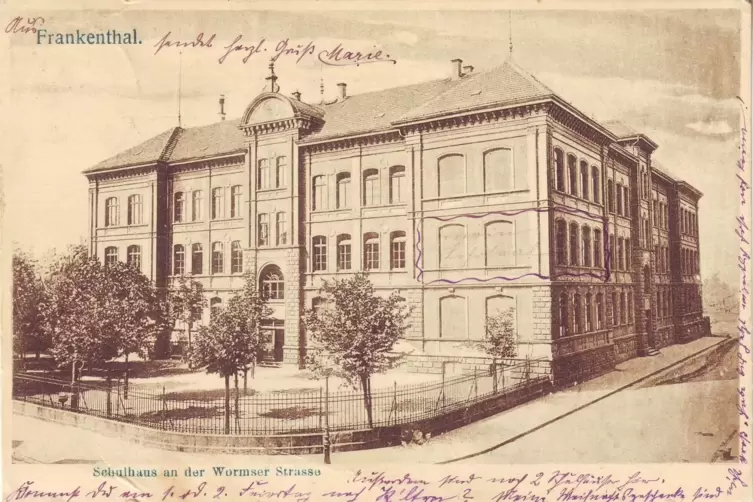 Das Schulgebäude auf einer Ansichtskarte von 1905 zeigt sich hier schon mit einem 1899/1900 entlang der Gutenbergstraße angebaut