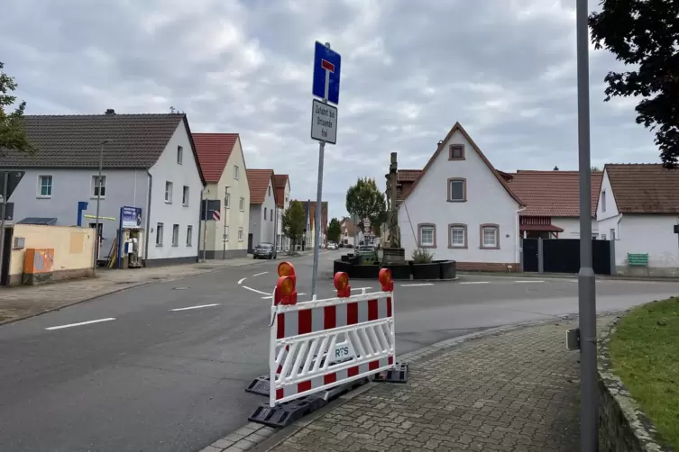 In Höhe des Pfarrheims stehen die Absperrzäune an einer besonders ungünstigen Stelle im Straßenraum.