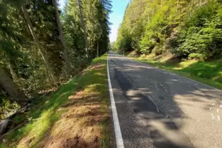 Die Unfallstelle auf dem Braunsberg mit den Markierungen des Unfallgutachters.