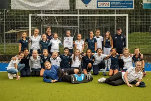 Gemeinsames Foto: Die erste Mannschaft des TFC Ludwigshafen (blaue Trikots) gemeinsam mit dem zweiten Team.