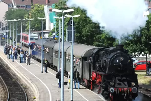 Die Lok 58 311 ist am Sonntag kurz in Bad Dürkheim zu sehen. 