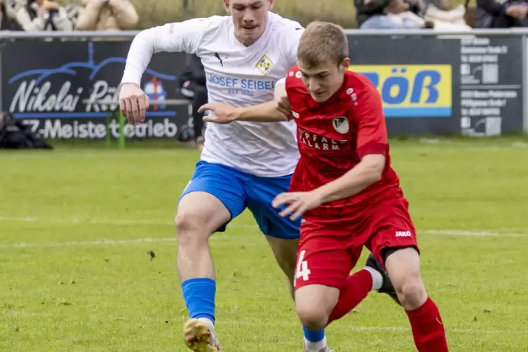 Rico Metz (rechts) vom TuS Steinbach, hier im Spiel gegen Hauenstein, trifft mit seinem Team auf einen Gegner, der schlagbar zu 