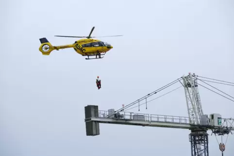 Übungsstation Tadano: Vom Hubschrauber aus seilt sich der Notzarzt auf einen Kran hinab, um dort einen Menschen zu bergen. 