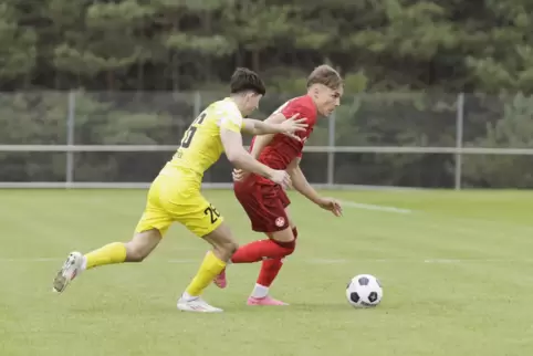 Neal Gibs (rechts), hier im Spiel gegen den SV Morlautern, hat mit konstant starken Leistungen beim 1. FC Kaiserslautern II in d