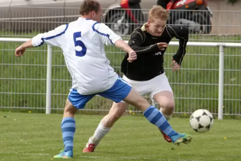 Mirco Seiter (rechts, ein Bild von 2012) spielt schon immer in Albersweiler. Seit dieser Runde ist er Trainer. 