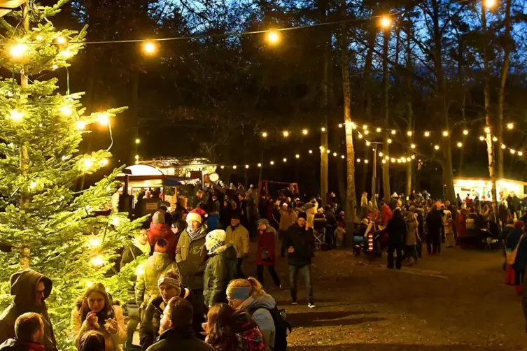 Belieber Treffpunkt am dritten Adventswochenende: die „Romantische Waldweihnacht“ auf dem Keschdeberg. 